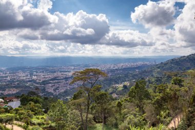 Dramatik bulutlar ve orman manzaralı Bucaramnga.