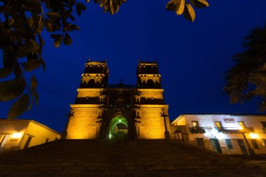 Barichara, Kolombiya mavi saat sırasında Immaculate Conception katedrali.