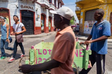 Cartagena, Kolombiya - 11 Mayıs: Kimliği belirsiz kişi aşağı sokak Cafe Havana Cartagena, Kolombiya geçmiş 11 Mayıs 2016 üzerinde yürümek.