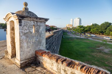 Bir koloni taret ve modern binalar içinde belgili tanımlık geçmiş Cartagena, Kolombiya ile duvar. 