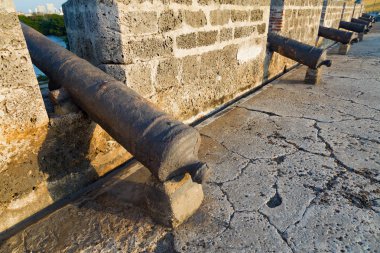 Toplar Cartagena, Kolombiya eski sömürge duvardaki bir çizgi. 