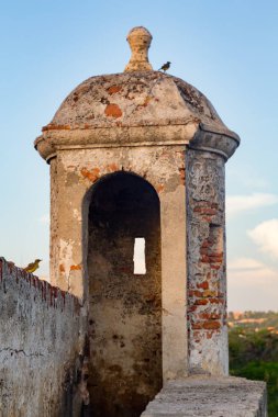 Cartagena, Kolombiya sömürge döneminde korumalı sömürge dönemi duvar inşa bir taret kuşlar levrek. 