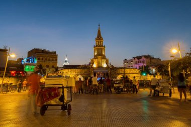 Cartagena, Kolombiya Saat Kulesi kapısında bir Champeta müzik konser izlemek için bir kalabalık toplar. 
