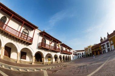 Cartagena, Kolombiya - 22 Mayıs: Plaza de la Aduana Cartagena, Kolombiya 22 Mayıs 2016 üzerinde üzerinden kimliği belirsiz kişi yürüyüş.