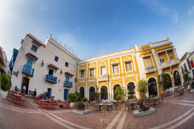 Cartagena, Kolombiya - 22 Mayıs: Tanımlanamayan insanlar Plaza San Pedro Claver Cartagena, Kolombiya 22 Mayıs 2016 üzerinde bir araya.