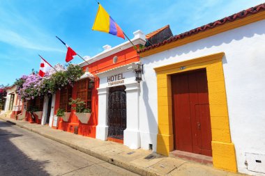 Cartagena, Kolombiya - 23 Mayıs: Bayraklar darbe Cartagena, Kolombiya 23 Mayıs 2016 üzerinde renkli bir sokakta esintiyle.