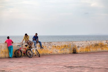 Cartagena, Kolombiya - 24 Mayıs: Kimliği belirsiz erkek withtheir Bisiklet sömürge duvar Cartagena, Kolombiya etrafında dinlenin 24 Mayıs 2016.