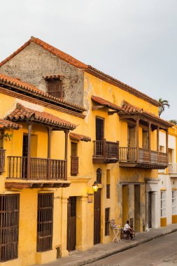 Cartagena, Kolombiya - 24 Mayıs: Kimliği belirsiz kişi oturup önünde sömürge Casa Peter, ikindi Cartagena, Kolombiya 24 Mayıs 2016. 