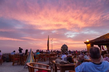Cartagena, Kolombiya - 24 Mayıs: Kimliği belirsiz kişi rahatla ve 24 Mayıs 2016 Cartagena, Kolombiya sömürge dönemi duvardaki gün batımını izlemek. 