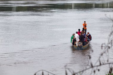 Mompox, Kolombiya - 27 Mayıs: Kimliği belirsiz kişi binmek bir feribot tekne Mompox, Kolombiya'da 27 Mayıs 2016.