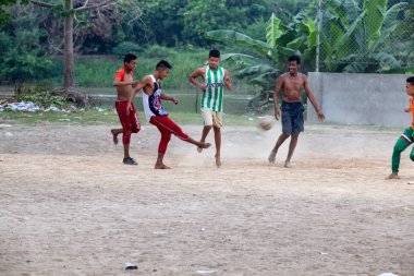 Mompox, Kolombiya - 27 Mayıs: Kimliği belirsiz kişi futbol Mompox, Kolombiya'da Nehri yakınında 27 Mayıs 2016 üzerinde oynamak.