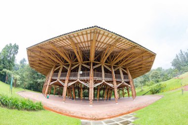 Recinto del Pensamiento tabiatı Manizales, Kolombiya yakınındaki yerel ahşap yapılmış güzel hazırlanmış bir köşk. 