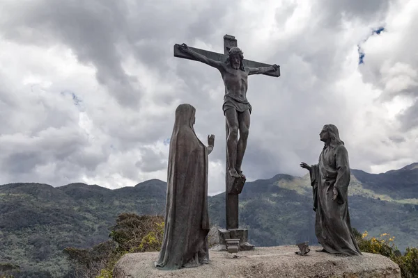 Bogota, Kolombiya Monserrate üzerinde arka planda dağlar Jesus heykeli.