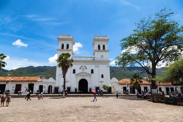 Giron, Kolombiya - 3 Mayıs: Merkezi plaza üzerinde 3 Mayıs 2016 Giron, Kolombiya üzerinden kimliği belirsiz kişi yürüyüş.