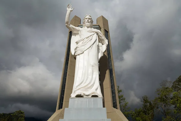 Bucaramanga, Kolombiya yakınındaki El Santisimo Jesus heykelinin portre görünümü.