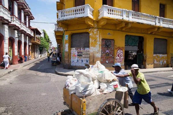 Cartagena Colombia Mayo Hombres Identificados Empujan Carro Por Calle Cartagena —  Fotos de Stock