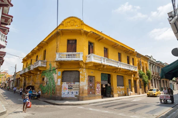 哥伦比亚卡塔赫纳 5月11日 在哥伦比亚卡塔赫纳2016年5月11日在 Getsemeni 的一个明亮的黄色殖民建筑通过了不明身份的人 — 图库照片