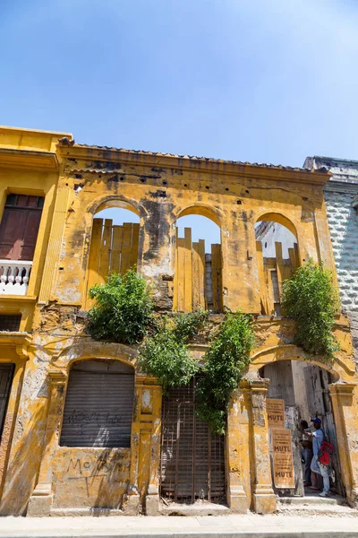 Cartagena Colombia Maggio Uomo Non Identificato Sbircia Fuori Una Porta — Foto Stock