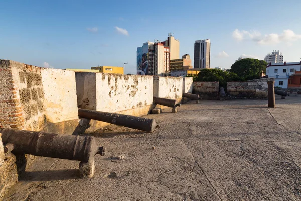 Stěna Děla Postavena Vedle Sebe Proti Moderní Cartagena Pozadí — Stock fotografie