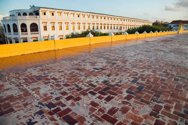 カルタヘナ コロンビアの植民地時代の壁の床を形成する赤レンガのビュー — ストック写真