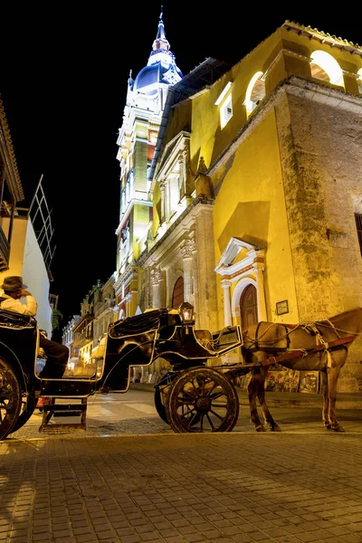 Yolcu Büyükşehir Katedrali Basilica of Saint Catherine İskenderiye Cartagena, Kolombiya yakınındaki bir geleneksel at arabası bekler.