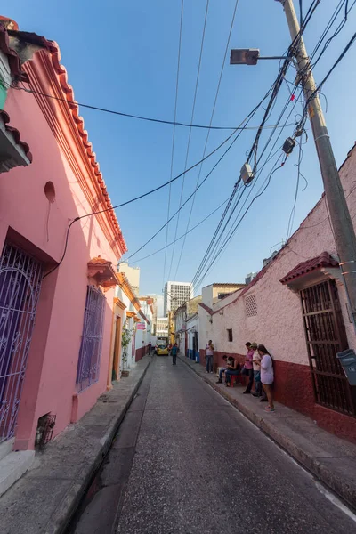 Cartagena Kolumbie Května Neznámí Lidé Stojan Boku Malé Uličce Cartagena — Stock fotografie