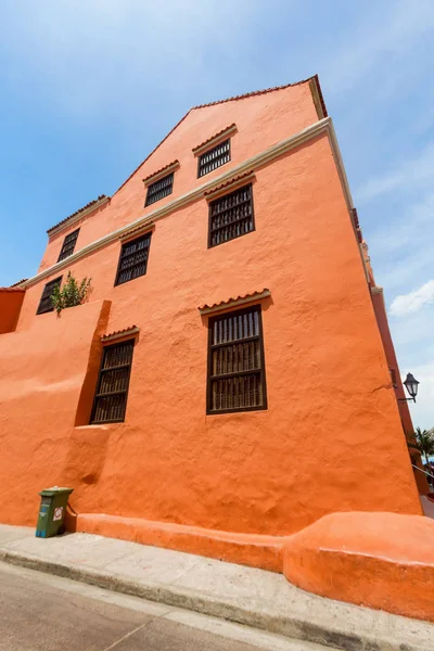哥伦比亚卡塔赫纳的一座五颜六色的橙色建筑 — 图库照片