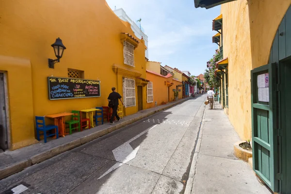哥伦比亚卡塔赫纳 5月23日 彩色椅子和桌子在阴凉处 哥伦比亚在2016年5月23日 — 图库照片