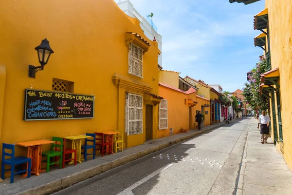 Cartagena Colombia Mayo Personas Identificadas Caminan Por Calle Entre Los —  Fotos de Stock