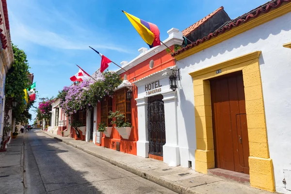 哥伦比亚卡塔赫纳 5月23日 在哥伦比亚卡塔赫纳一条五颜六色的街道上 旗帜在微风中吹拂 2016年5月23日 — 图库照片