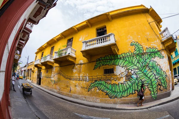 哥伦比亚卡塔赫纳 5月24日 身份不明的人在2016年5月24日在卡塔赫纳的一条五颜六色的街道上漫步 — 图库照片
