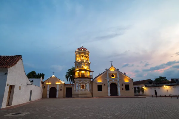 Kvällen Tänds Vid Santa Barbara Kyrkan Skymningen Mompox Colombia — Stockfoto