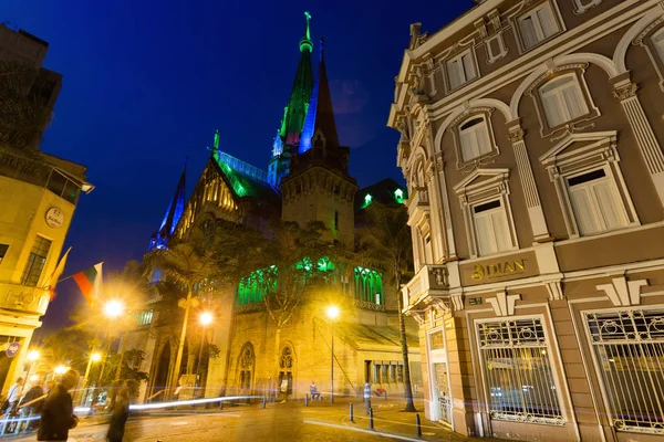 Manizales, Kolombiya - 30 Mayıs: Trafik tesbih bizim hanım tarafından Katedrali Bazilikası mavi saatinde Manizales, Kolombiya'da 30 Mayıs 2016 geçer.