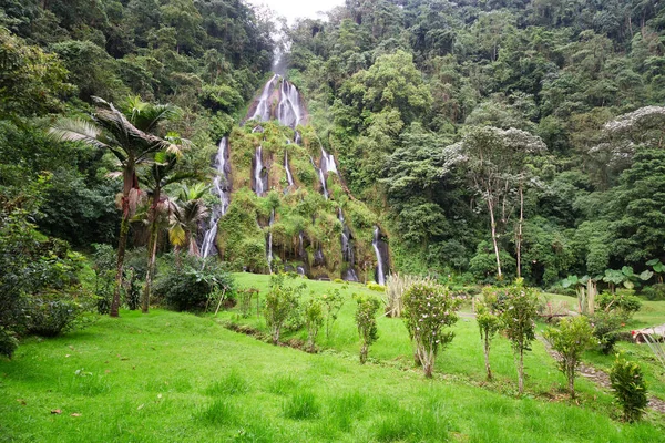 Selva Rodea Cascada Cerca Del Termal Santa Rosa Santa Rosa — Foto de Stock