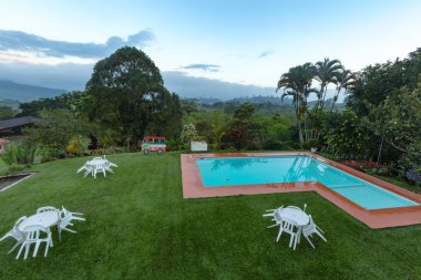 Chinchina, Kolombiya - Haziran 3: Bir kahve Ekim tarihinde 3 Haziran 2016 Chinchina, Kolombiya yakınındaki şafakta sakin bir havuzda.