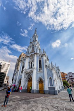 Cali, Kolombiya - 11 Haziran: Kimliği belirsiz kişi yürüyüş gothic La Ermita kilisenin Cali, Kolombiya geçmiş portre görünümü üzerinde 11 Haziran 2016.