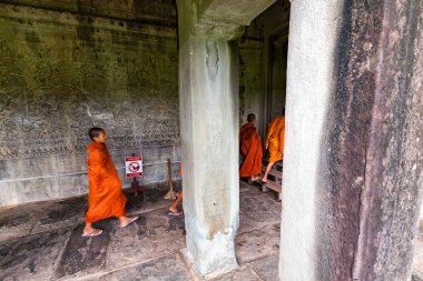 Siem Reap - 11 Haziran: Tanımlanamayan acemi rahipler geçisi kemerli ana Tapınağı Angkor Wat içinde Siem Reap, Kamboçya tarih 11 Haziran 2016 karmaşık.