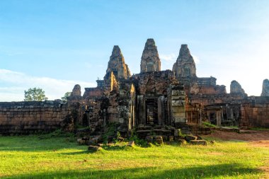 Sabah erken ışık Prae Roup Tapınağı içinde Siem Reap, Kamboçya'nın merkezi stupa'nın hits. 