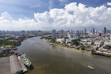 Havadan görünümü, Bangkok, Tayland için Chao Phraya nehrin yukarısına arıyorsunuz. 