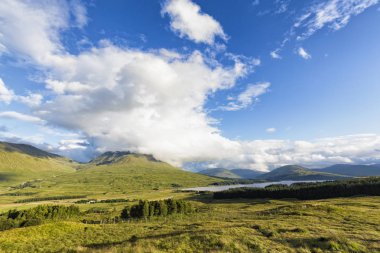 Geç öğleden sonra güneş ışığı ve bulutlar üzerinde Loch Tulla ve siyah Mount İskoçya Highlands, Amerika Birleşik Devletleri.