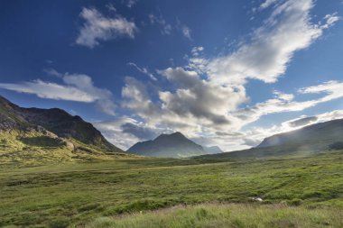 Geç yaz öğleden sonra Glencoe Buachaille Etive Mor İskoçya'da yanında. 