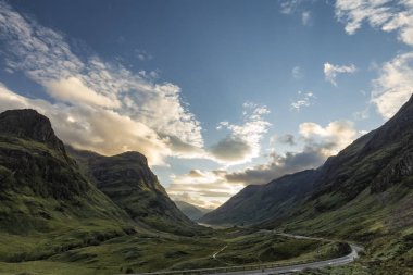A82 geç öğleden sonra görünümü Otoban yol üç kız kardeş Beinn Fhada, Gearr Aonach ve Aonach Dubh İskoç dağlık bölgelerde gibi Lost Vadisi kıvrıla kıvrıla.