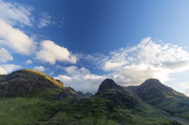 Üç kız kardeşi Beinn Fhada, Gearr Aonach ve Aonach Glen Coe İskoçya'dan görüldüğü gibi Dubh.