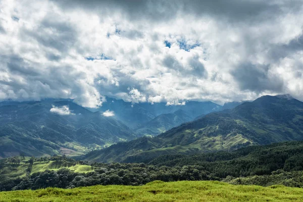Nuvens Reúnem Torno Vales Vales Rurais Fora Salento Colômbia — Fotografia de Stock