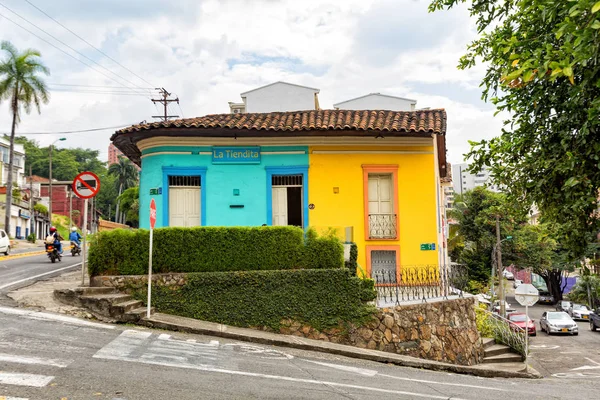 Cali Colômbia Junho Casa Verde Amarela Brilhantemente Pintada Cali Colômbia — Fotografia de Stock