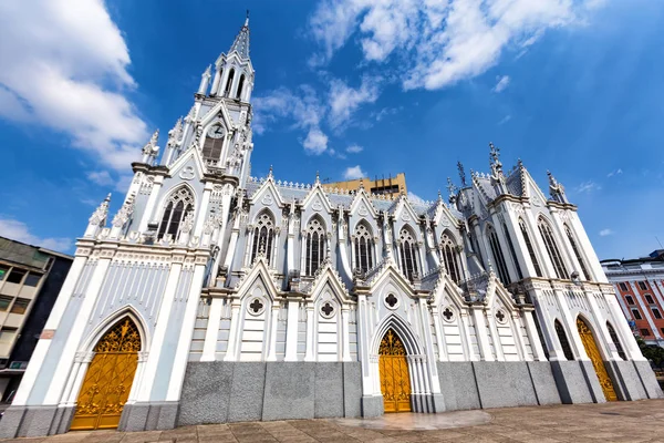 Blå Himmel Över Den Dramatiska Gotiska Ermita Kyrka Cali Colombia — Stockfoto