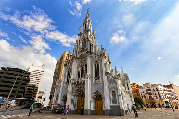 Cali, Kolombiya - 11 Haziran: Mavi gökyüzü üzerinde Gotik La Ermita Kilisesi Cali, Kolombiya üzerinde 11 Haziran 2016.