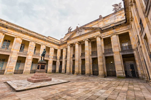 Bogota, Kolombiya - 14 Haziran: Bolivar heykel Capitolio Nacional Bogota, Kolombiya üzerinde 14 Haziran 2016 iç. 