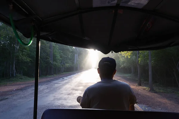 Siem Reap July Unidentified Man Drives Tuk Tuk Tourists Dawn — Stock Photo, Image