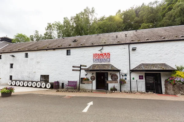 Crieff, İskoçya - 31 Temmuz: Crieff, İskoçya üzerinde 31 Temmuz 2016'da ünlü Grouse damıtım tur için başlangıç noktası.